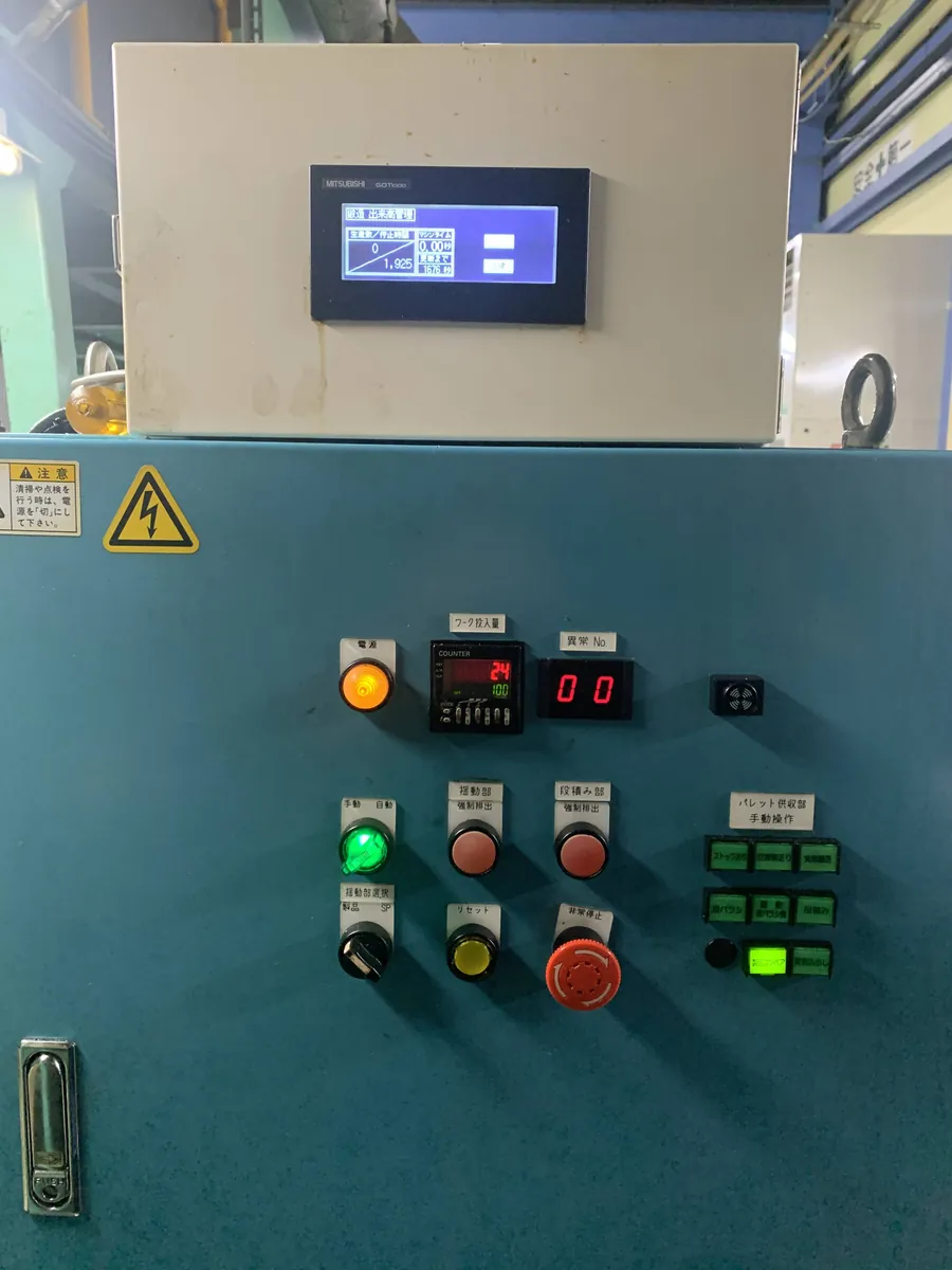 Bảng điều khiển của máy: bộ đếm sản phẩm hiện số đỏ, màn hình HMI phía trên, bên dưới là dãy nút bấm và đèn báo.