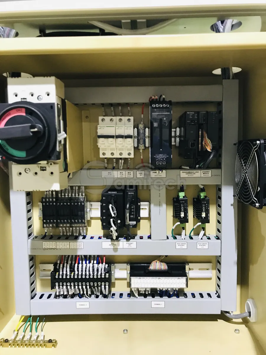 Tủ điện lắp mới: cầu dao xoay, dãy aptomat, bộ nguồn, PLC kèm module Ethernet và các hàng cầu đấu đều dán nhãn.